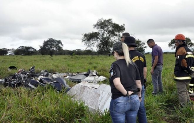 Em Coxim, avião cai em propriedade rural e pega fogo
