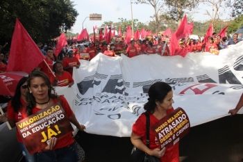 Com manifestação,Federação dos Trabalhadores da educação param atividades