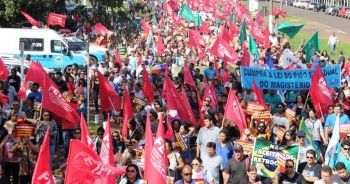 Com manifestação,Federação dos Trabalhadores da educação param atividades