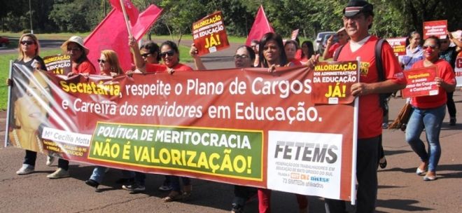 Com manifestação,Federação dos Trabalhadores da educação param atividades