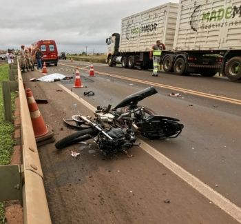 Motociclista morre ao invadir pista contraria e colidir em carreta na BR-163