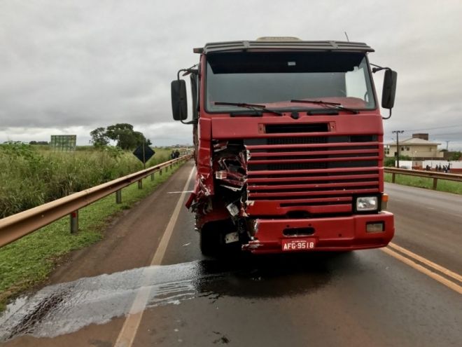 Motociclista morre ao invadir pista contraria e colidir em carreta na BR-163