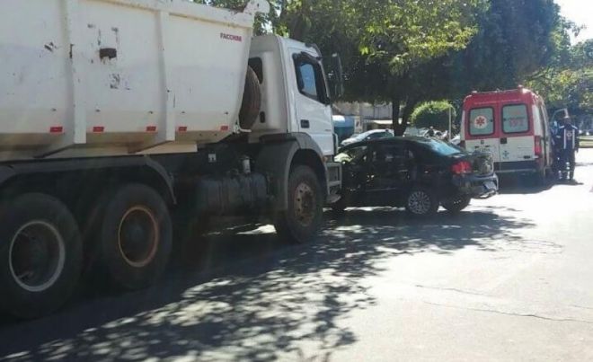 Ao fazer manobra, carro é arrastado por caminhão em avenida