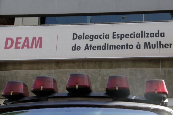 Foto da fachada da DEAM, Delegacia Especializada de Atendimento à Mulher