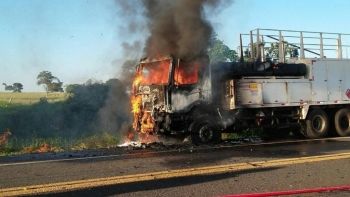  Caminhão de empresa de celulose pega fogo na BR-158, em Três Lagoas