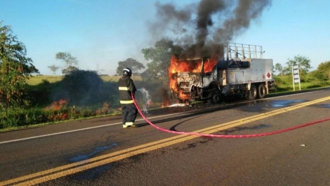 Caminhão de empresa de celulose pega fogo na BR-158, em Três Lagoas