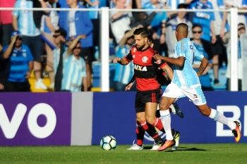 Corinthians vence São Paulo e segue líder isolado do Brasileiro
