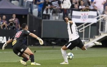 Corinthians vence São Paulo e segue líder isolado do Brasileiro