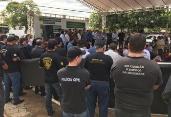 Solenidade para entrega de viaturas em Coxim é marcada por manifestação de policiais civis 
