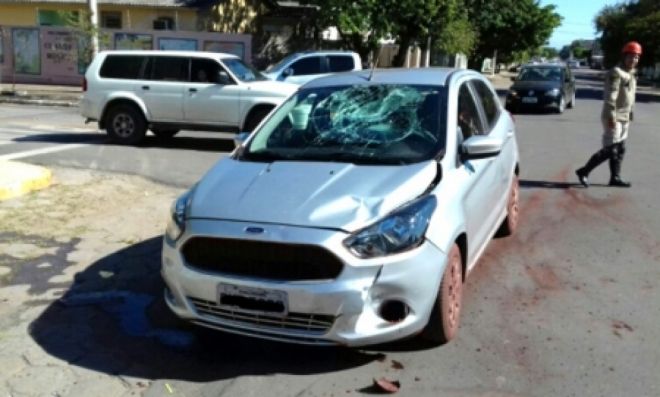 Em Corumbá, colisão entre carro e moto deixa feridos