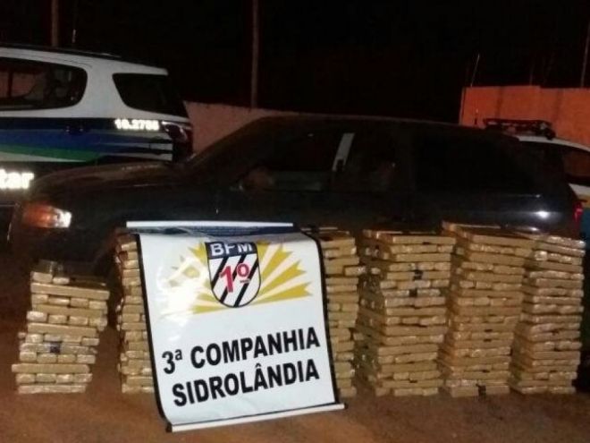 Após denúncia, polícia militar encontra carro com quase meia tonelada de droga