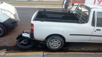 Motorista bêbado atinge moto e deixa duas pessoas feridas