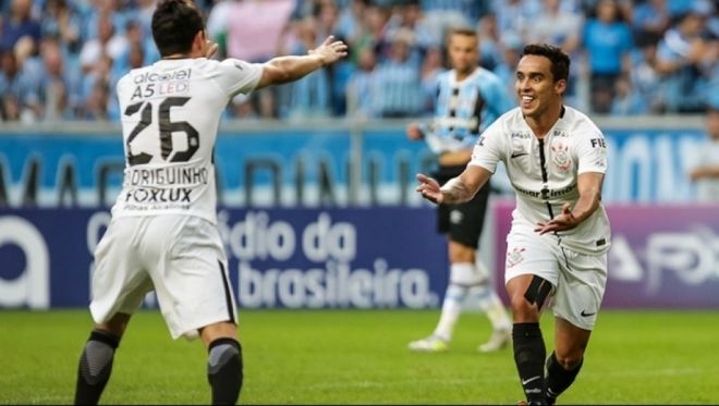 Corinthians vence Grêmio no Sul e dispara na liderança