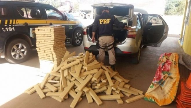 PRF prende mulher transportando 500 kg de maconha