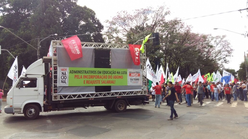 Paralisação contra reformas fecha a rua 15 de novembro na capital