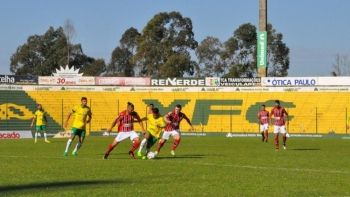 Líderes tropeçam, mas seguem na ponta; Remo perde para lanterna e técnico é demitido