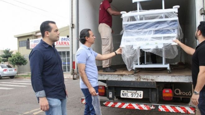 Marquinhos entrega mobiliários em UPA e vistoria almoxarifado da Secretaria de Saúde