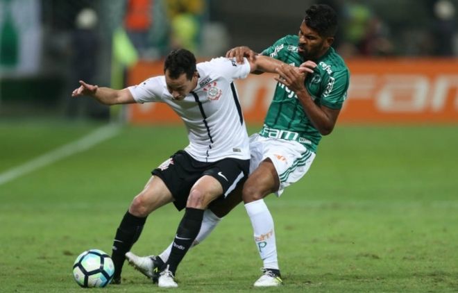 Corinthians vence Palmeiras e abre ainda mais vantagem na liderança