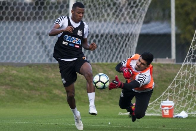 Goleiro sul-mato-grossense pode ser titular do Santos neste domingo