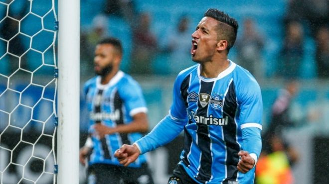 Grêmio vence Ponte Preta e diminui vantagem do líder Corinthians