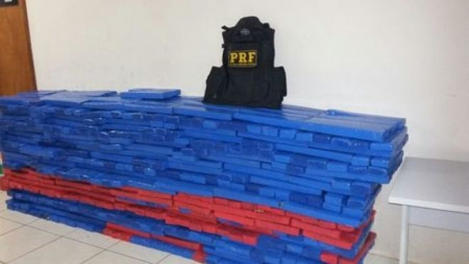 Policia Federal Rodoviária apreende veículo carregado com 916 quilos de maconha