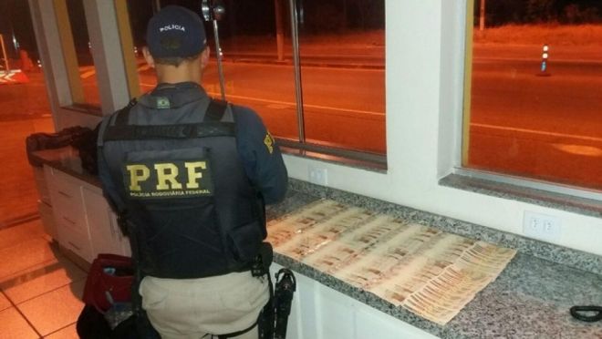 Policia Rodoviária prende três pessoas com R$ 17.000 em notas falsas