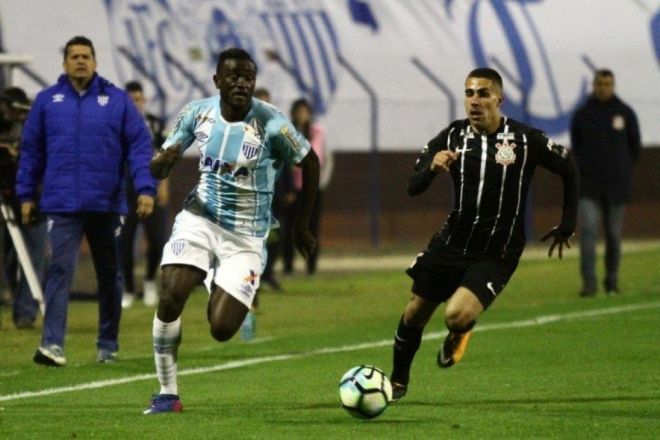 Corinthians empata em SC, Grêmio vence e diminui vantagem