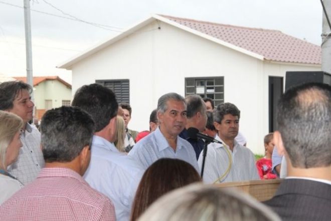 Governador entrega 47 casas em Bataguassu e autoriza obras em outras áreas