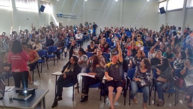 Professores de Dourados aprovam greve na próxima semana