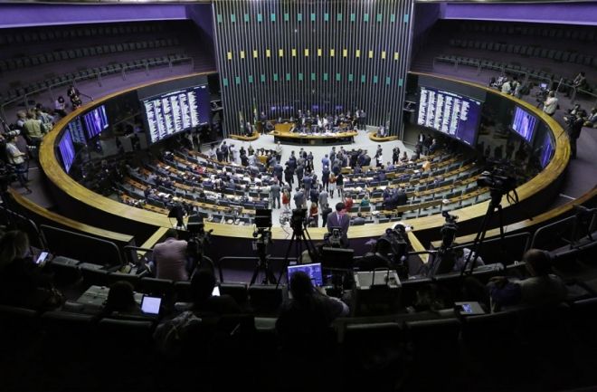 Deputados votam denúncia contra presidente Michel Temer