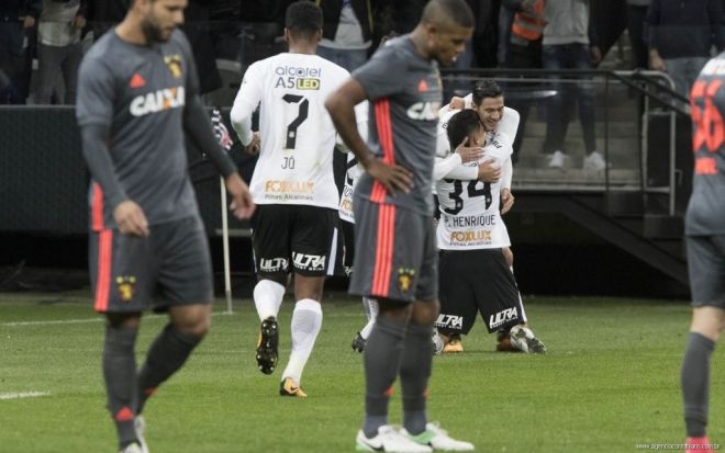 Turno do Brasileirão termina com Corinthians folgado na ponta