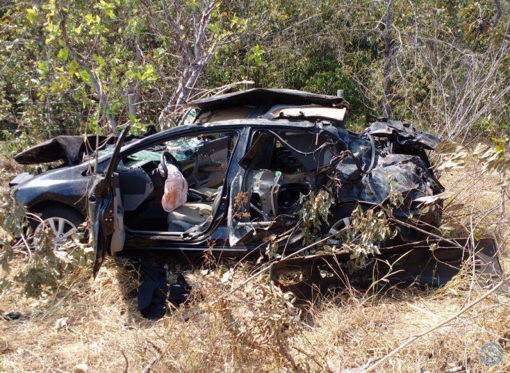 Traficante abandona carro destruído após capotar com carga de maconha