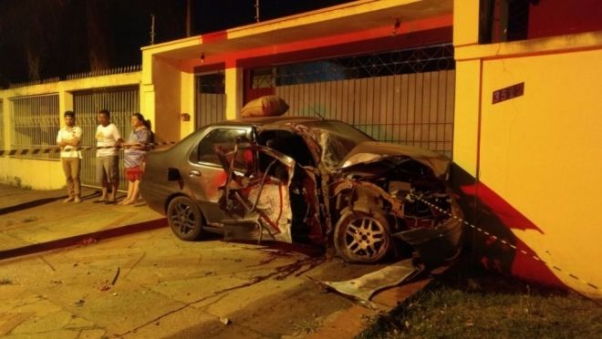 Motorista bate carro em poste, atinge portão de casa e morre