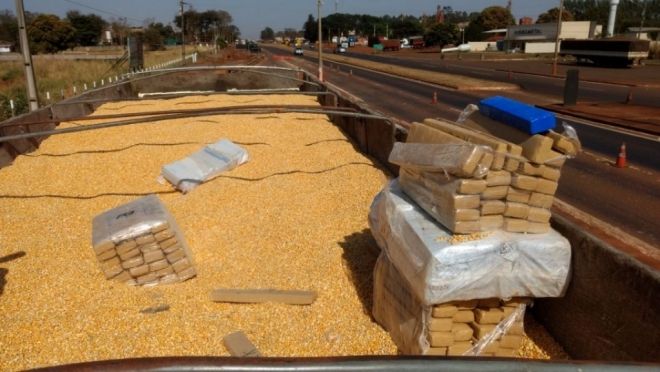 Polícia encontra droga escondida em caminhão com milho