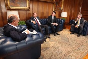 Mochi troca figurinhas com Alckmin e parlamentares tucanos