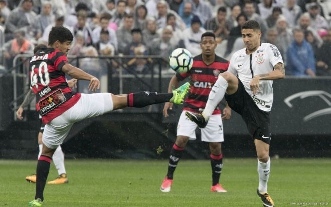 Vitória surpreende e acaba com invencibilidade do Corinthians no Brasileirão