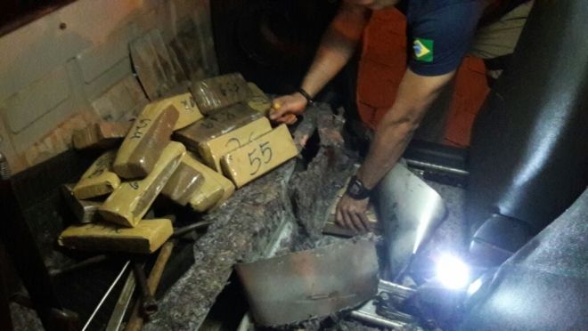 Traficante é preso com 100 quilos de maconha escondidos em assoalho de carro 