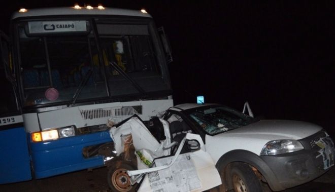 Funcionário de prefeitura morre em acidente entre picape e ônibus