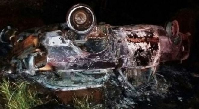 Tentativa de ultrapassagem acaba em morte e carro destruído por fogo 