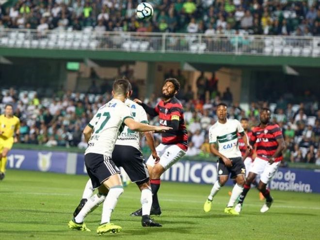 Vitória bate Coritiba e empurra São Paulo para vice-lanterna