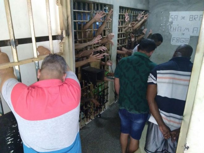 Com celas lotadas, delegacia de Água Clara tem presos até no corredor