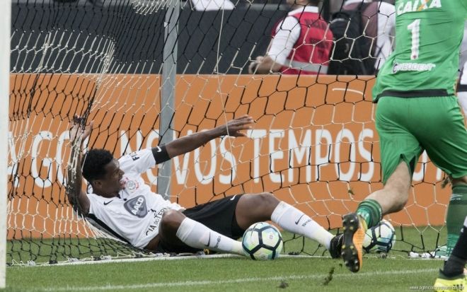 Corinthians vence com gol polêmico e amplia vantagem na ponta