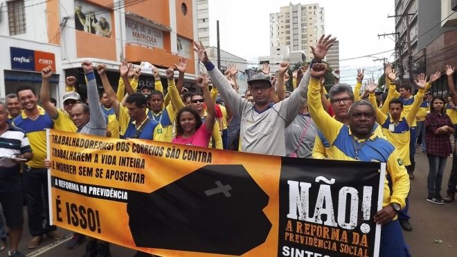 Trabalhadores dos Correios realizam assembleia para definir greve