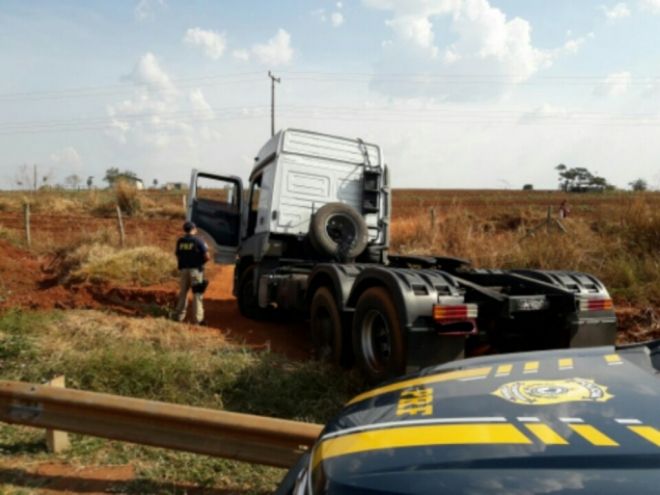 Motorista “dá bandeira” e é impedido de levar caminhão roubado ao Paraguai