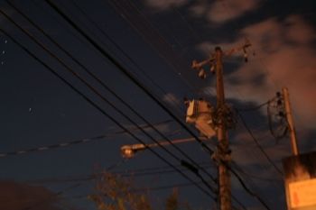 Foto ilustrativa de iluminação pública, falta de luz, apagão, energia, rede elétrica, lâmpada, conta de luz