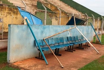 Chuva forte e vendaval derrubam muro de estádio e desabrigam famílias