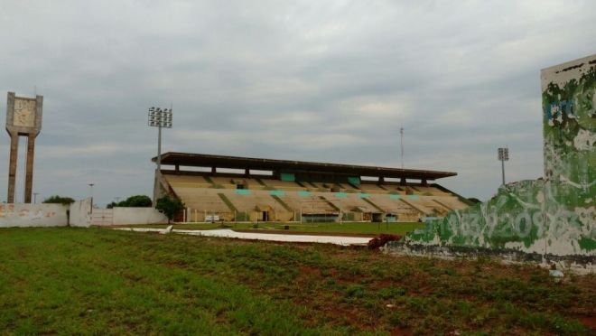 Chuva forte e vendaval derruba muro de estádio e desabriga famílias