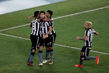 Botafogo fecha a rodada com vitória sobre o líder Corinthians