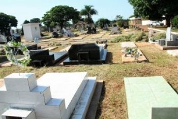 Mais de 160 mil devem visitar cemitérios públicos