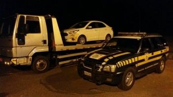 Veículo roubado é encontrado atolado na lama